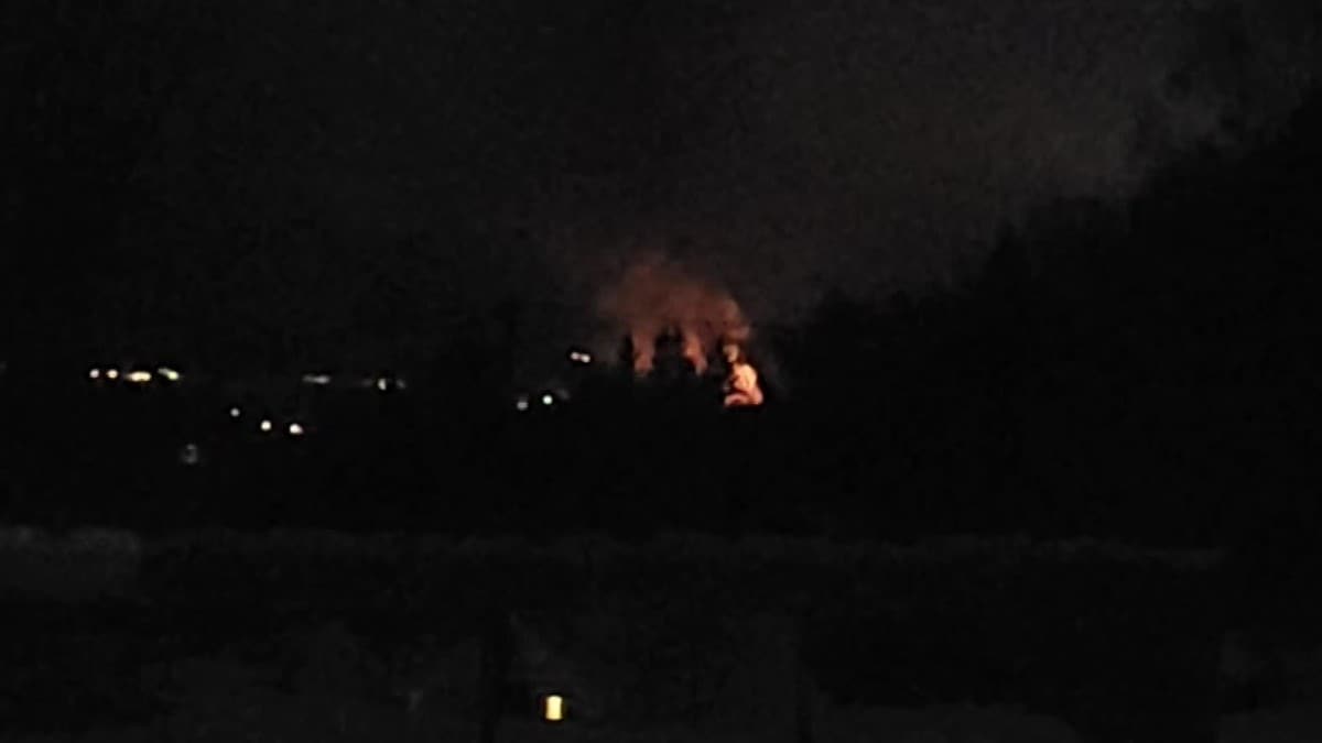 Gartneri, bolighus og brannbil i Ballangen ødelagt i brann