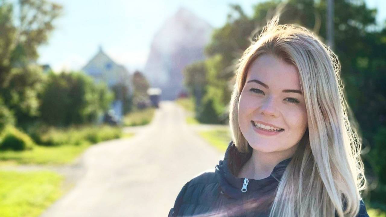 Sunniva Antonsen Remmen (26) er finansanalytiker og jobber fra Træna, hvor hun er fra.