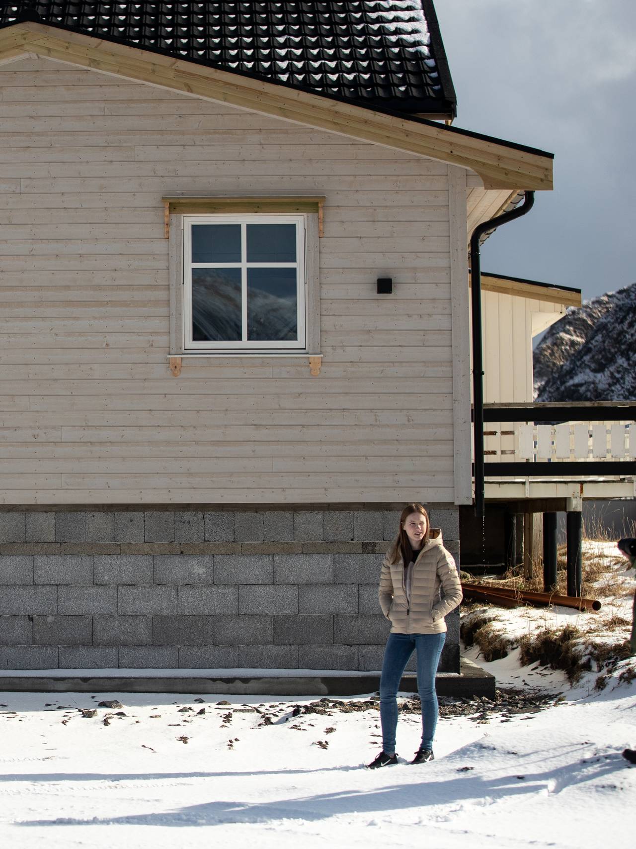 Sara Mathisen og samboeren Joachim gikk mot strømmen da de satset all tid og penger på å pusse opp et gammelt hus på Værøy i Lofoten.