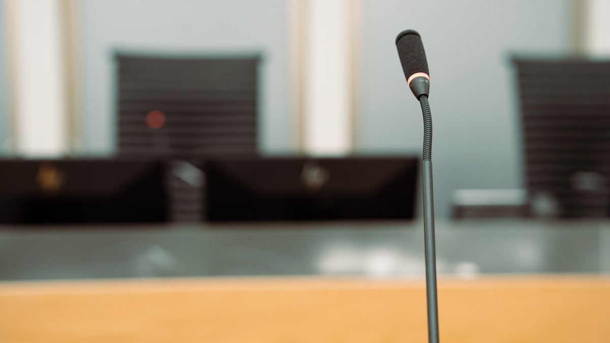 Ni personer tiltalte i utpressingssak