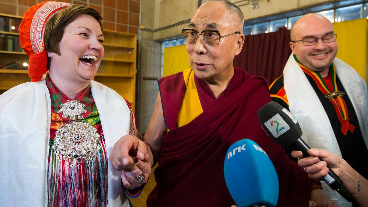Aili Keskitalo møter Dalai Lama i 2015.