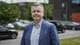 William Jobling / NRK Mann i dress ser i kamera