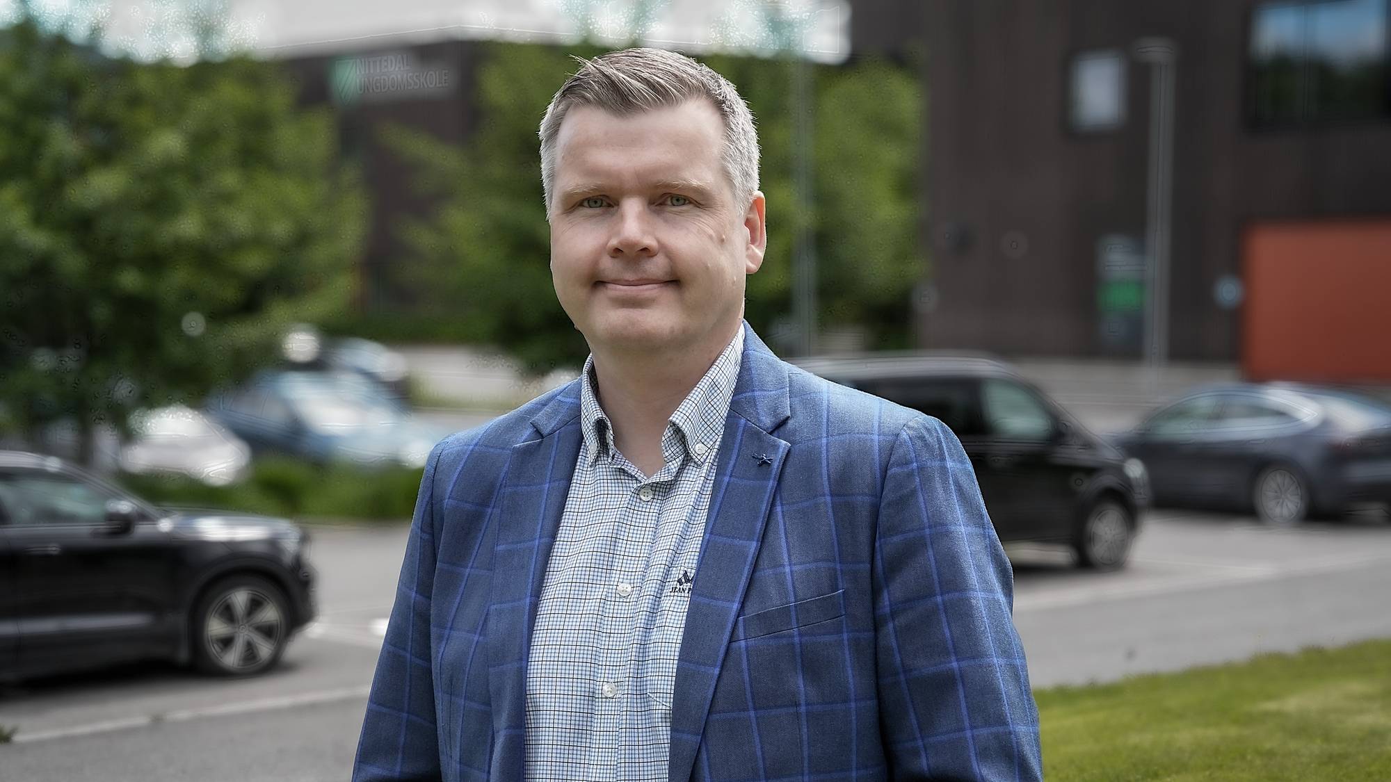 Mann i dress ser i kamera