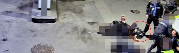 Overvåkningsvideo fra Essostasjonen i Kongsberg. Politibetjentens forsvarer John Christian Elden mener Kevin Simensen som er fornærmet i saken her har batong i jakkeermet som stikker ut.