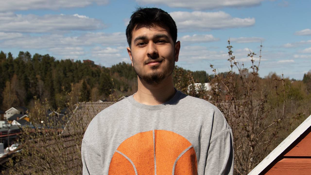Muneeb Qureshi står på en veranda.