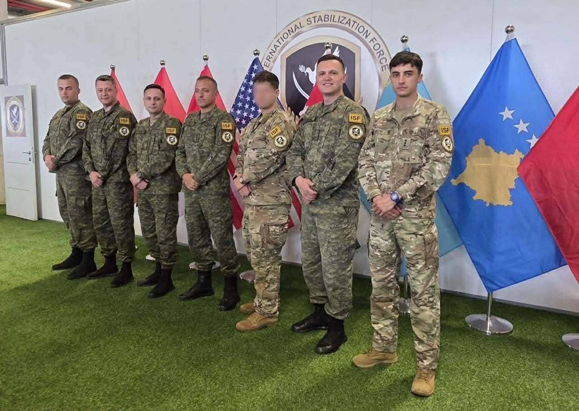 Soldater fra Kosovo står oppstilt