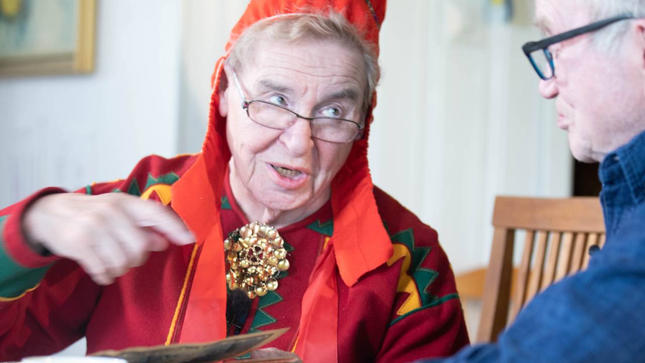 Astrid Jonskareng ser på Fridtjof Berglund og ler litt