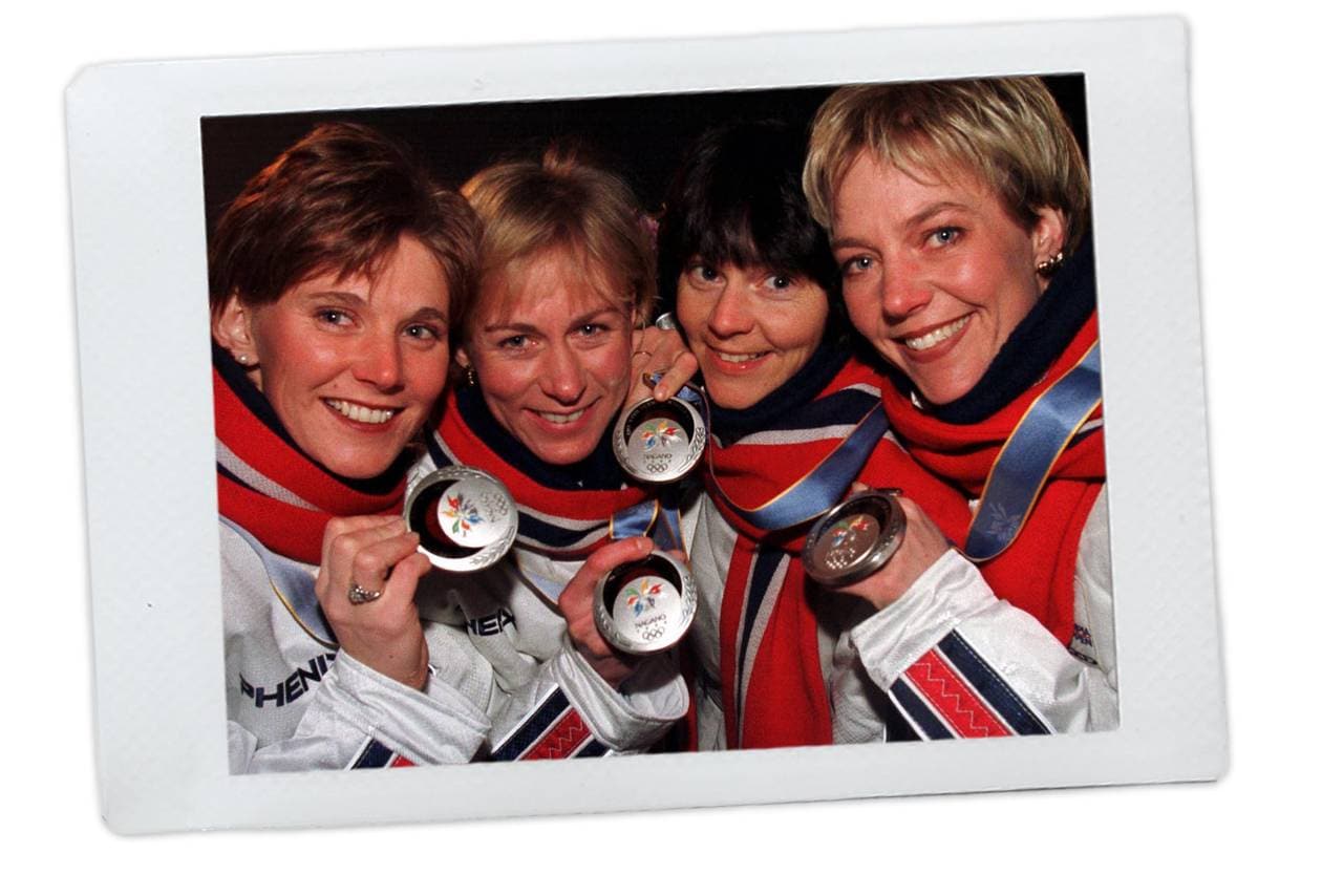Fra venstre Bente Martinsen, Marit Mikkelsplass, Elin Nilsen og Anita Moen-Guidon med sine stafett sølv-medaljer etter medaljeseremonien under OL i Nagano.