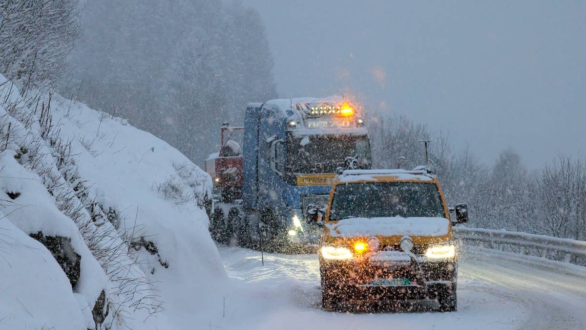 Snøen lavar ned i Vestland – ulukker fleire stader i fylket