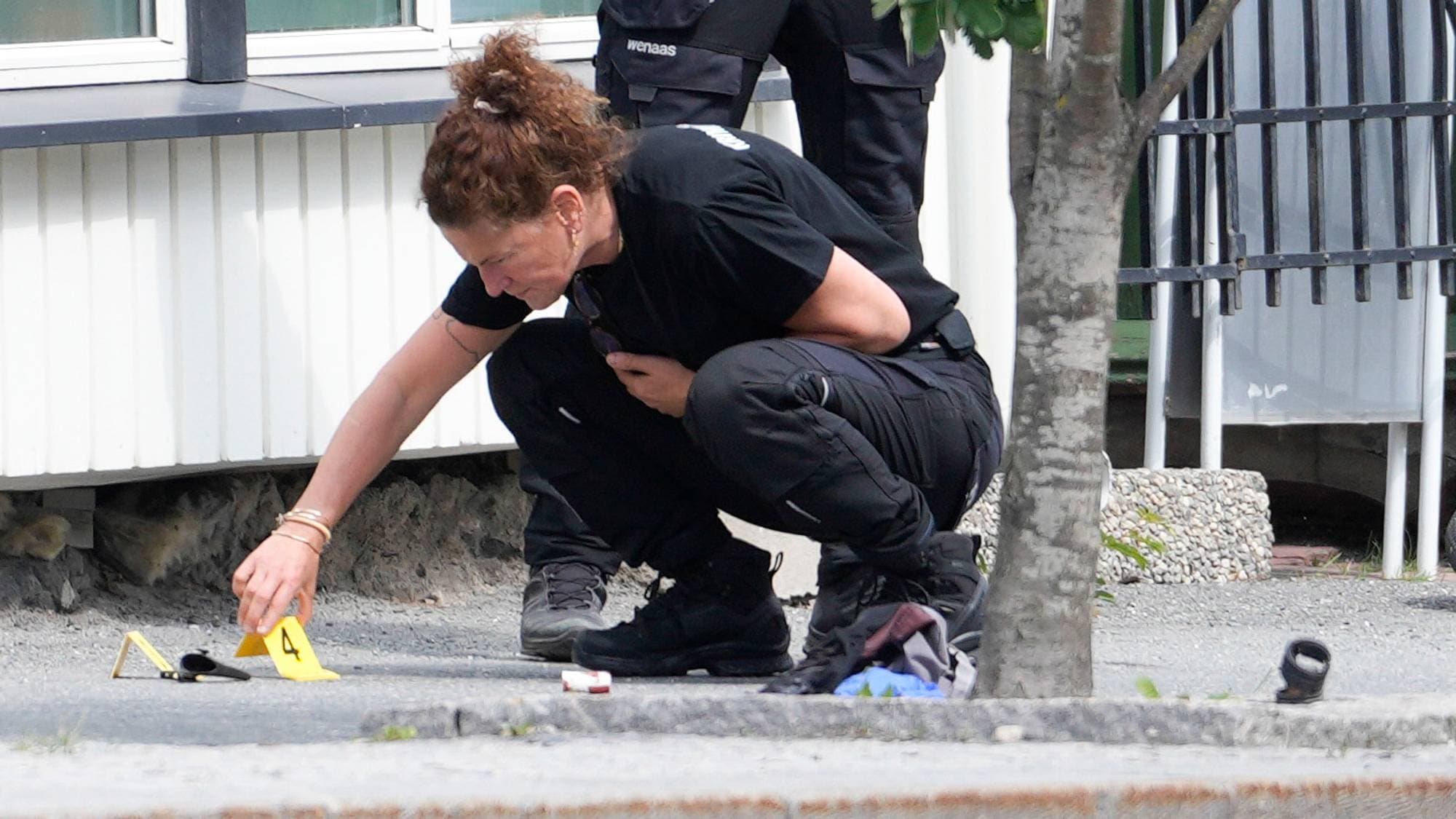 en mann som gjør et triks på et skateboard