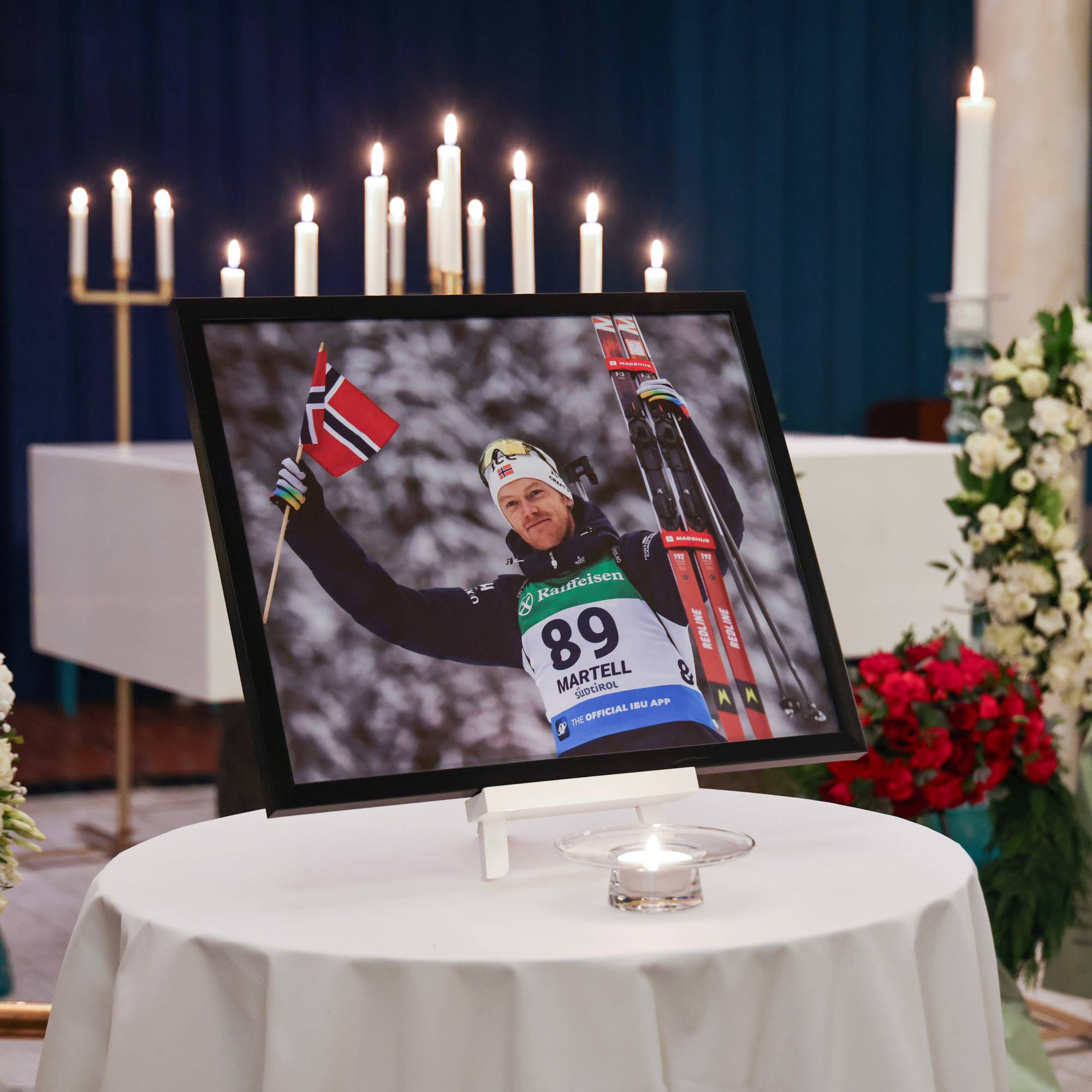 et bord med et bilde på