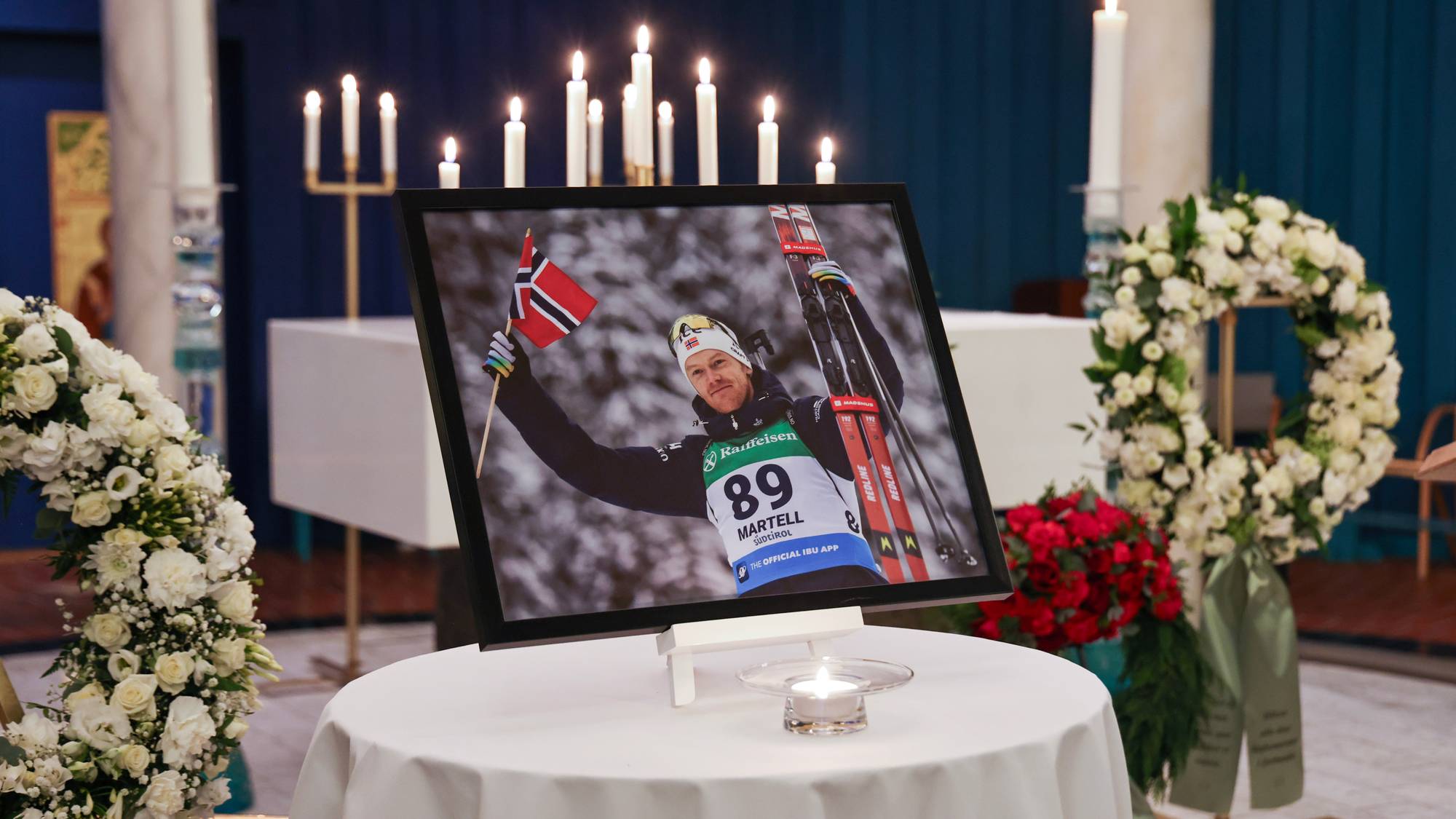 et bord med et bilde på