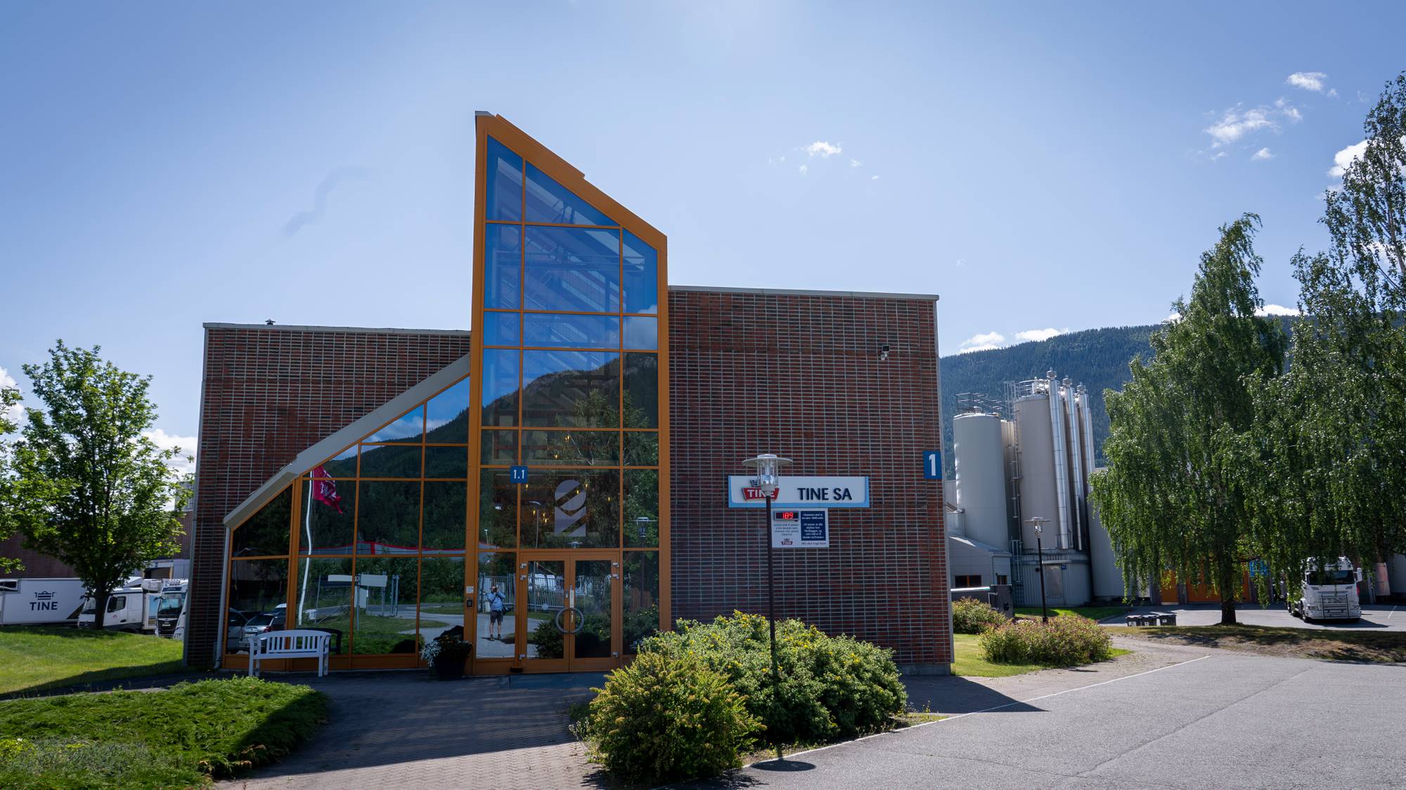 Anlegget på Tine Frya, en murbygning med glassvinduer