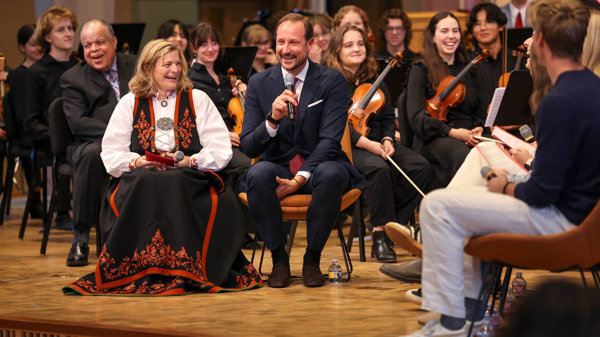 Kronprinsen har også besøkt St. Olaf College. Professor Kari Lie Dorer var vertskap.