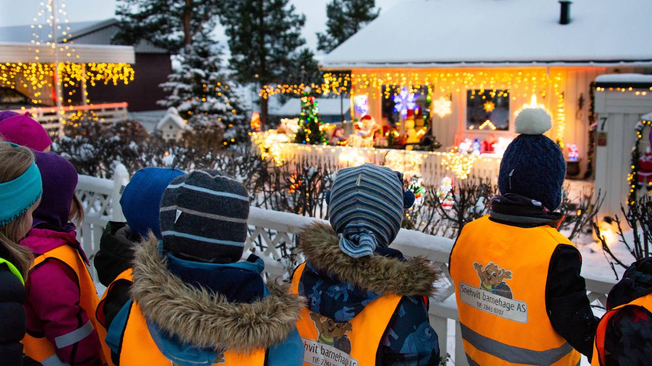 Barnehage ser på julehuset til Inger-Johanne Pedersen