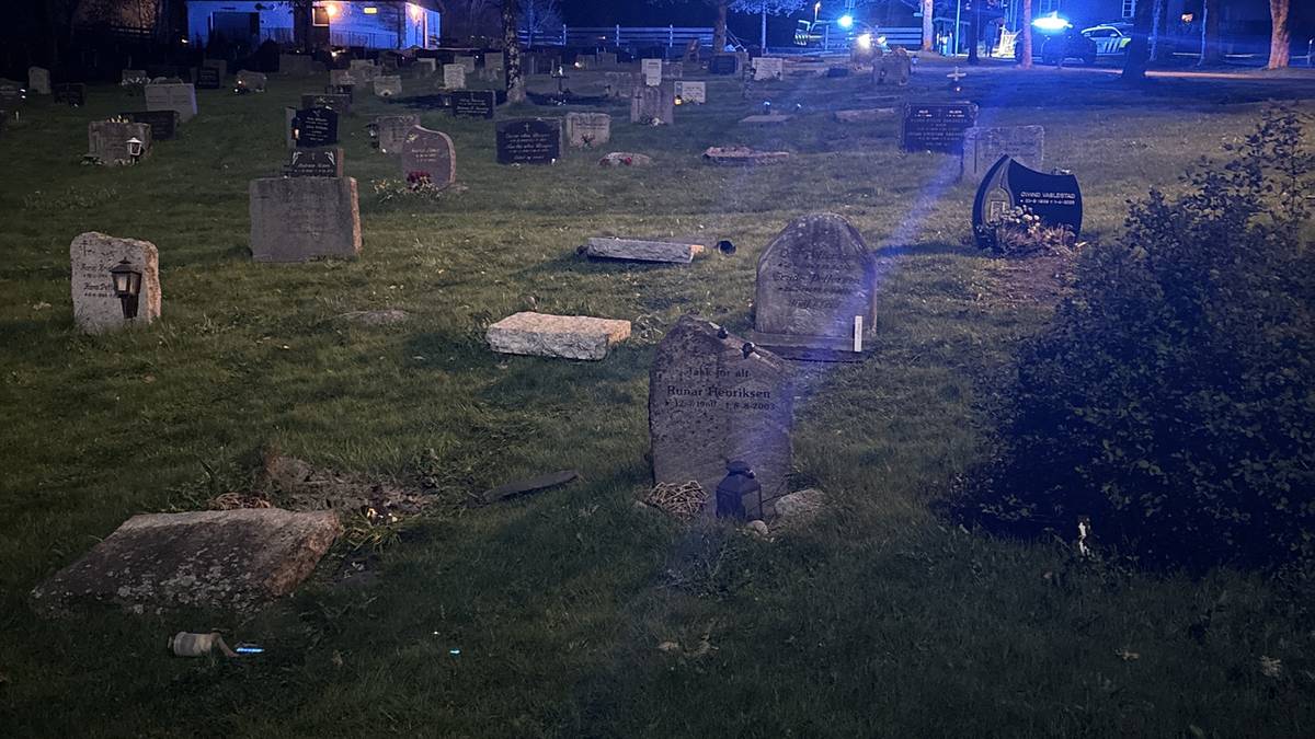 Mellom 25 og 30 gravstøtter meid ned av bil på kirkegård