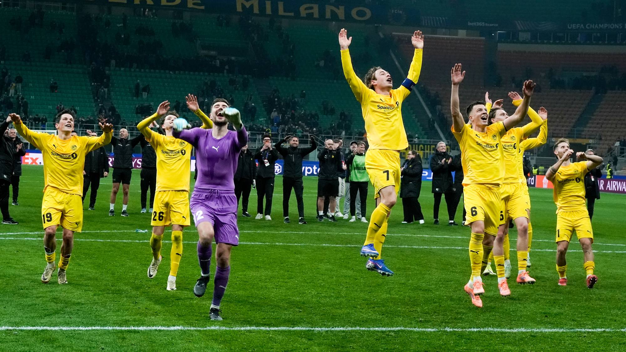 Bodø/Glimt feirer seieren etter mesterligakampen i fotball mellom Inter Milan og Bodø/Glimt på Stadio San Siro.