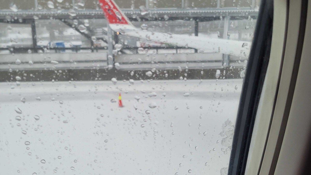 Snøvær skaper problemer – Oslo lufthavn og flere fjelloverganger stengt