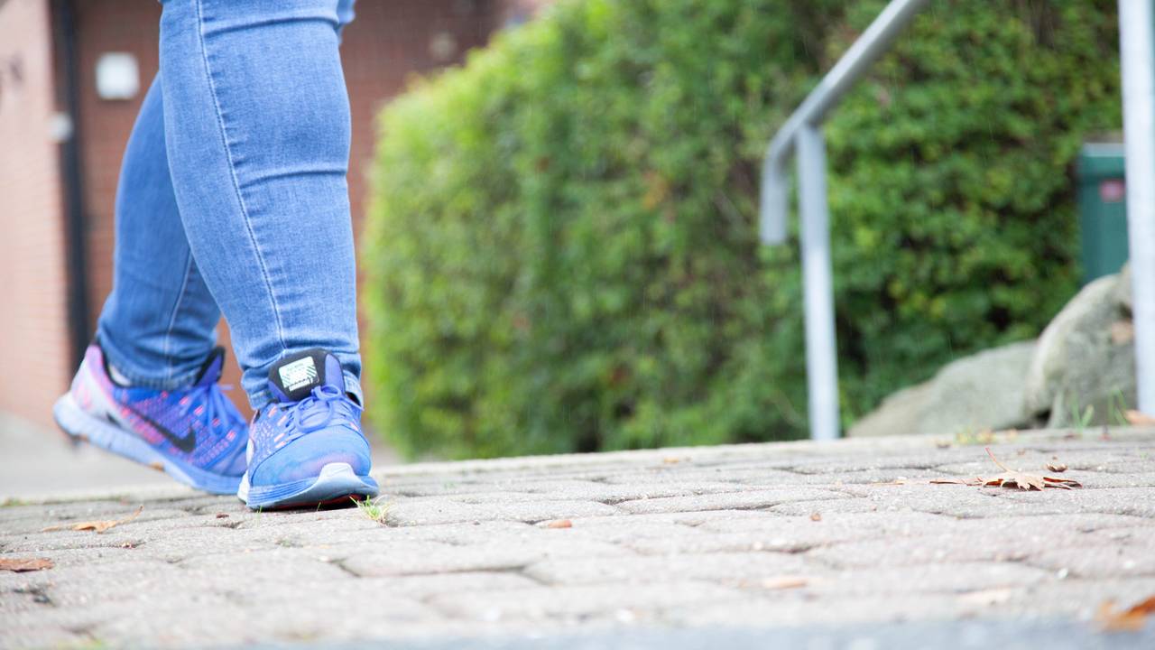 To blå joggesko ved toppen av en liten steintrapp