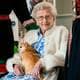 Ola Vatn, Det kongelige hoff Prinsesse Astrid besøker Blindern og Vinderen Sanitetsforenings 100-årsjubileum, hun har hunden Wilma på fanget og er ikledd en hvit cardigan og en hvit og blå kjole