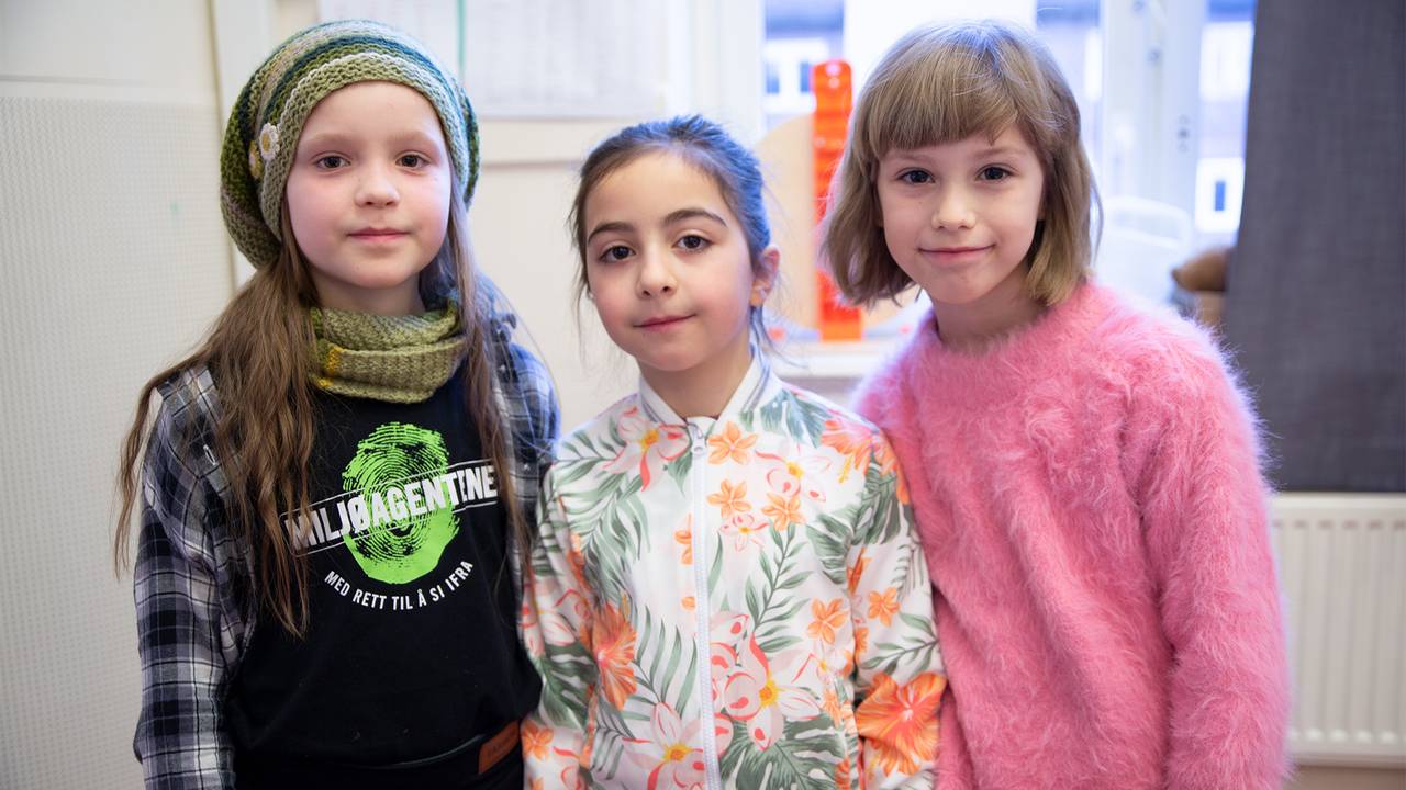 Isabel Fastvold Hauge (left), Ayten Stuijk (center), and Laila Shmikel Torbjørnsen (right) have started a club that has taken the initiative to talk to the principal about a fundraising campaign for people from Ukraine. 