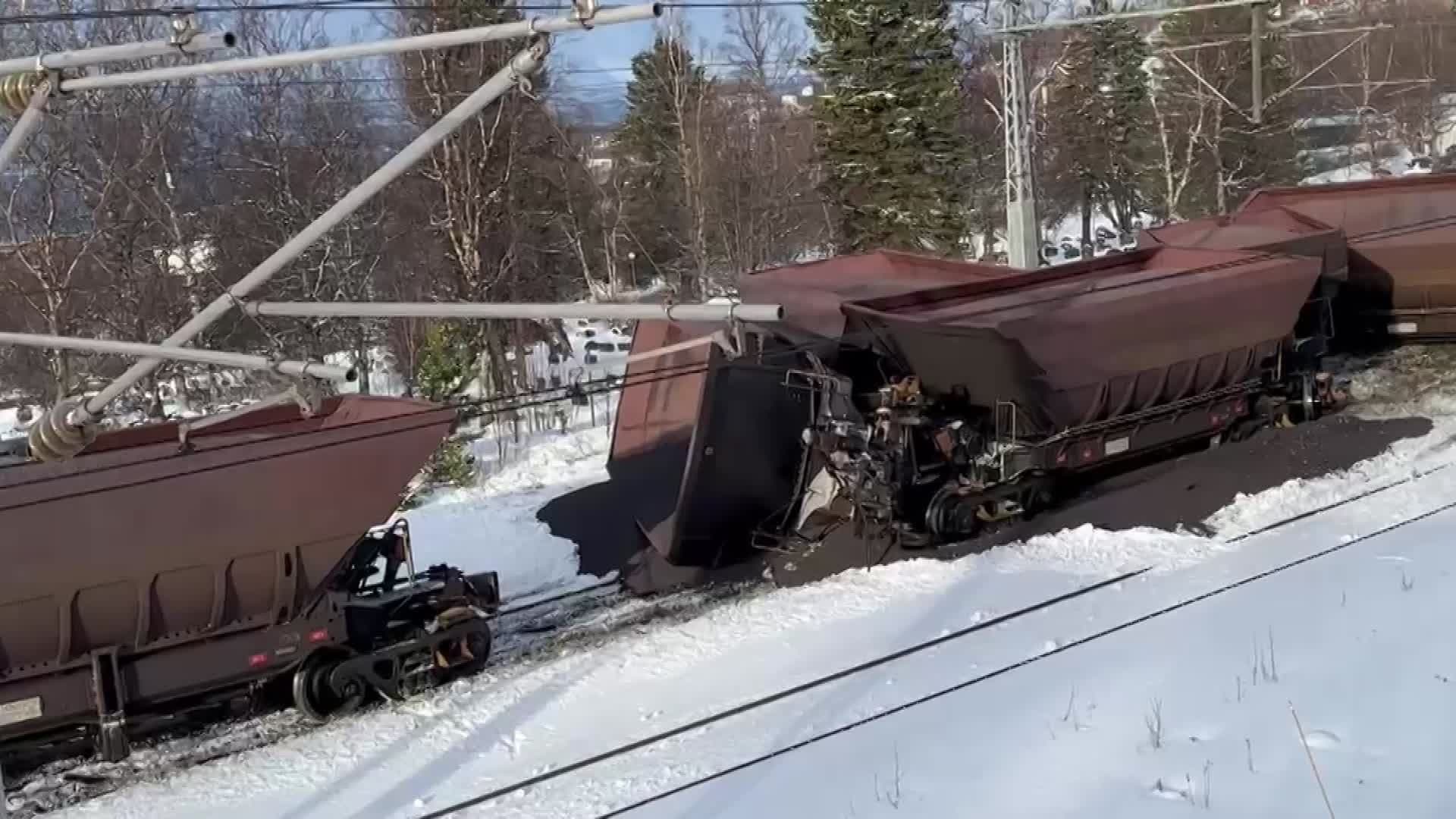 Un train transportant environ 1 000 tonnes de minerai a déraillé près de Narvik – NRK Nordland