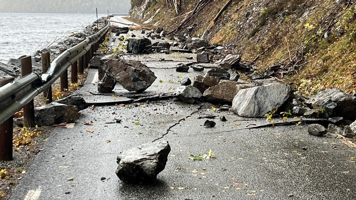 Fylkesveg stengt i Volda etter steinskred