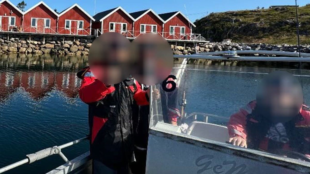 Her poserer dei brannsikta på Frøya – like etter brann det fem stader