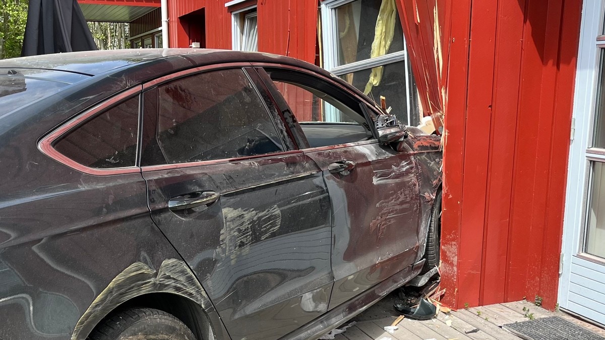Bil kjørt inn i husvegg i Porsgrunn