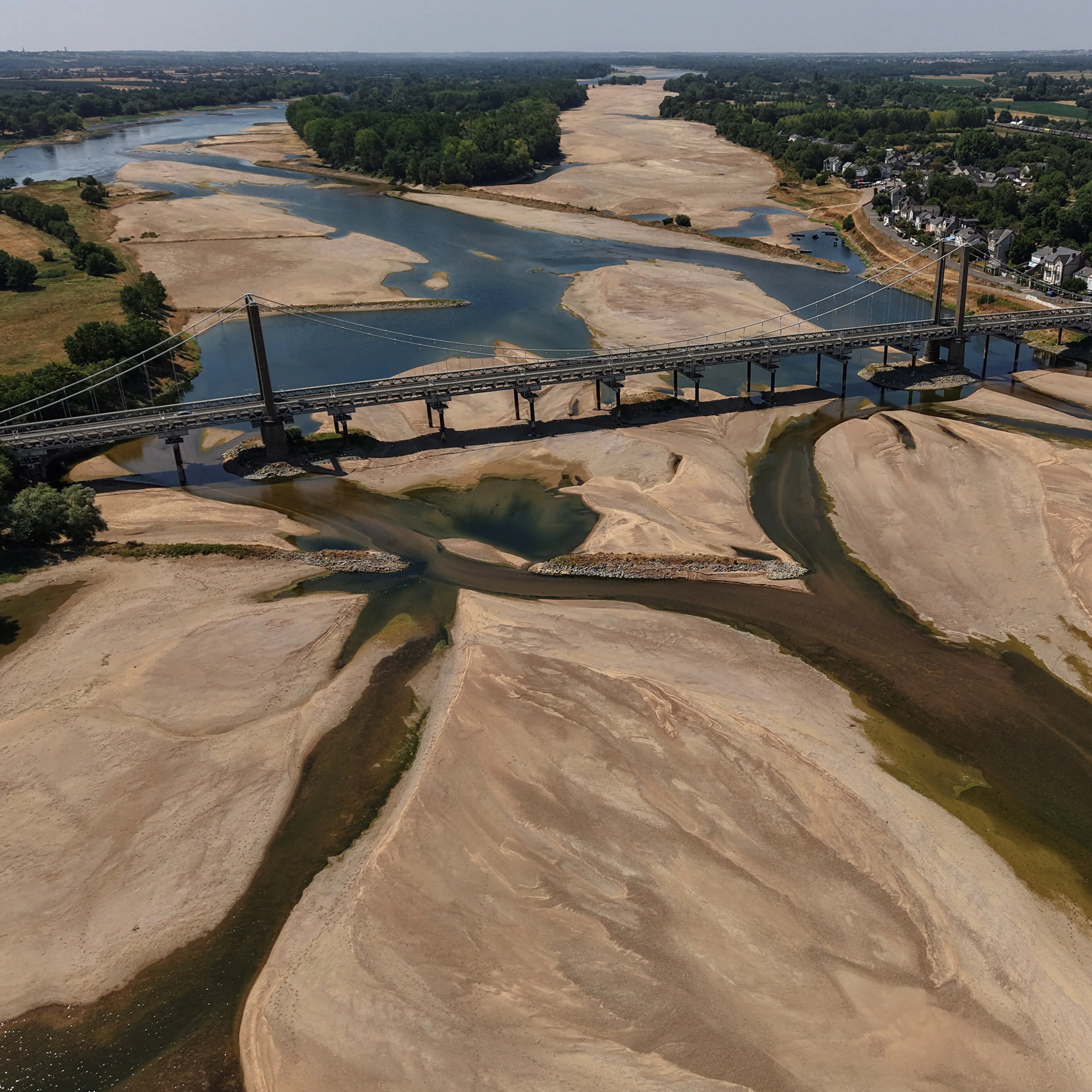 Bro over en uttørket del av elva Loire