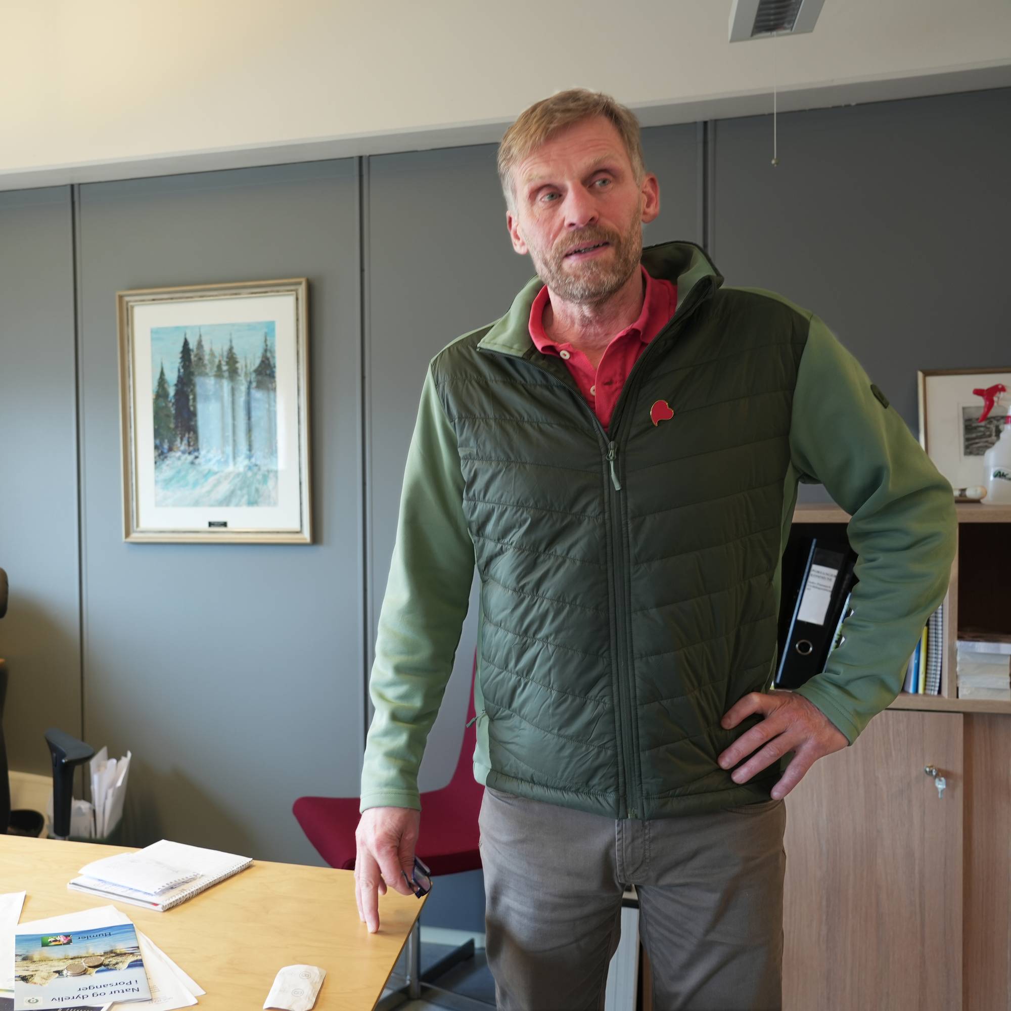 Ordfører Jo Inge Hesjevik står foran kontorpulten på ordførerkontoret i Lakselv.