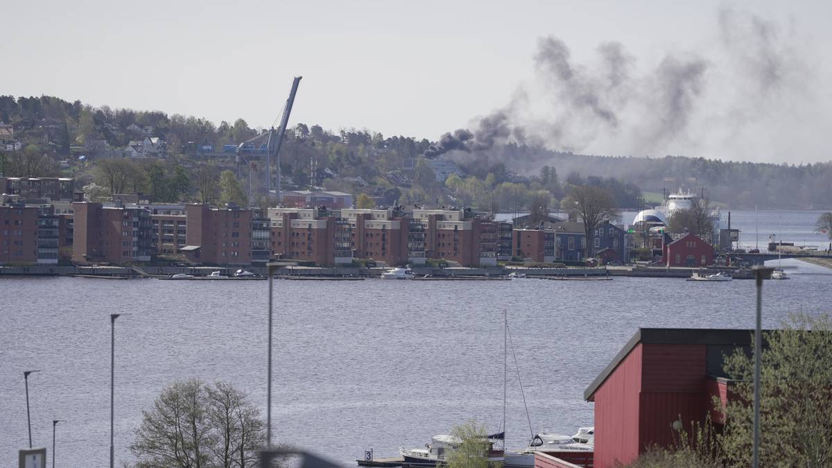 Åpne flammer på taket til boligblokk: Evakuering pågår