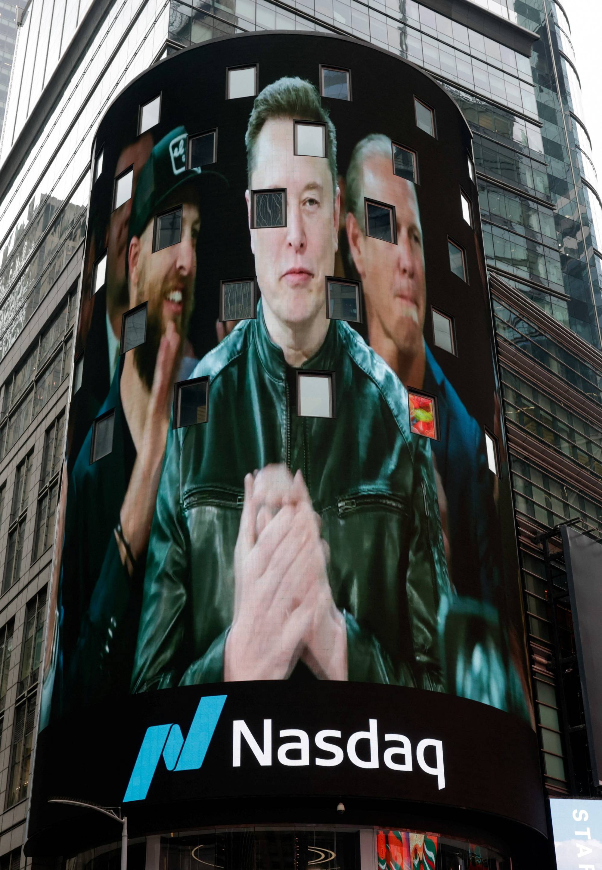 Skjermbilde av Elon Musk og andre på en stor utendørs skjerm. Skjermen viser også Nasdaq-logoen. Dette bildet er en redigert komposisjon. (Bildebeskrivelsen er laget av en KI-tjeneste)