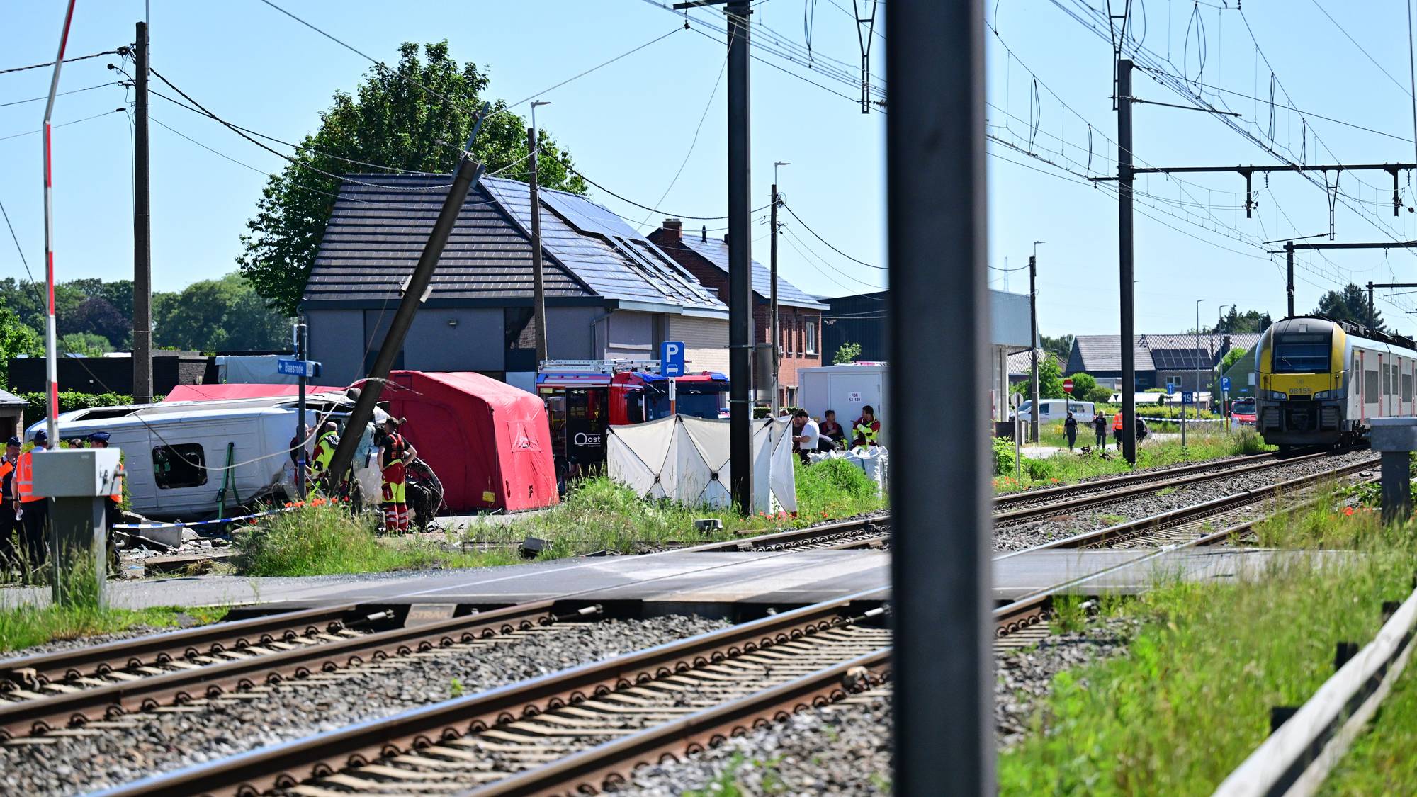 Flere ble skadd da en minibuss traff et tog i Buggenhout.