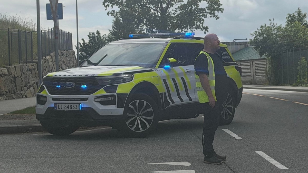 Barn påkjørt av bil på Jæren – framstår alvorlig Et barn har blitt påkjørt av en bil på Kvernaland i Time kommune. Ulykken framstår alvorlig, opplyser operasjonsleder Olaug Bjørnsen i Sør-Vest politidistrikt.
Luftambulansen har fraktet barnet til Stavanger universitetssjukehus.
Sjåføren får også tilsyn av helsepersonell på stedet, opplyser politiet.
Foreløpig er det usikkert hva som har skjedd. Politiet avhører personer på stedet.
Sjåføren vil bli avhørt når vedkommende er i stand til dette.
Krimteknikere fra politiet er på vei.