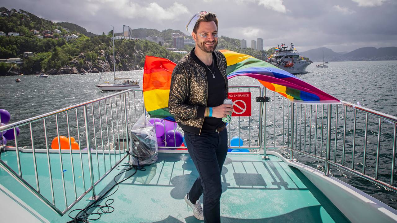 Mann på dekk på MS Rygertroll under Pride i Bergen