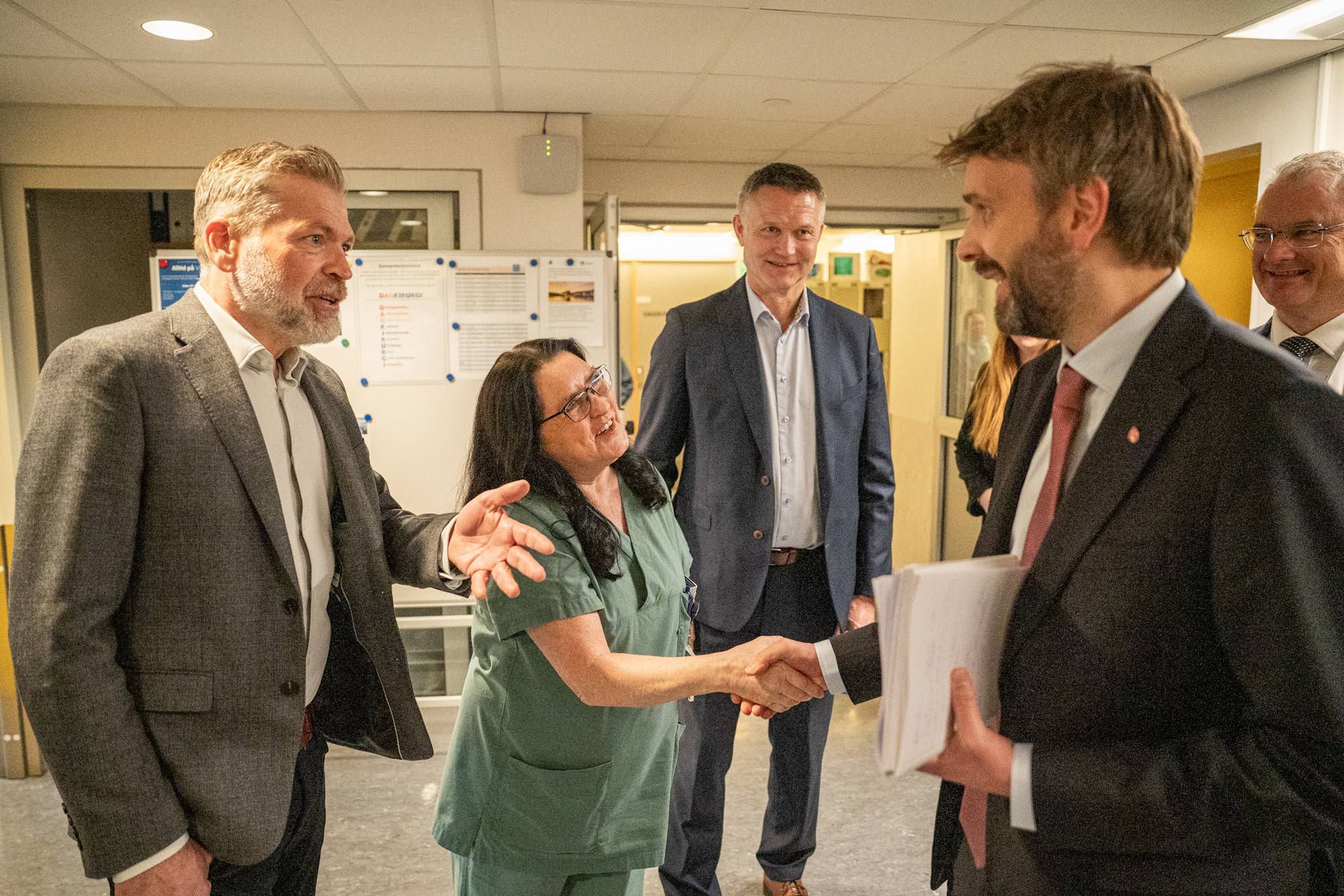 Jan Christian Vestre, helseminister på besøk ved Ålesund sykehus