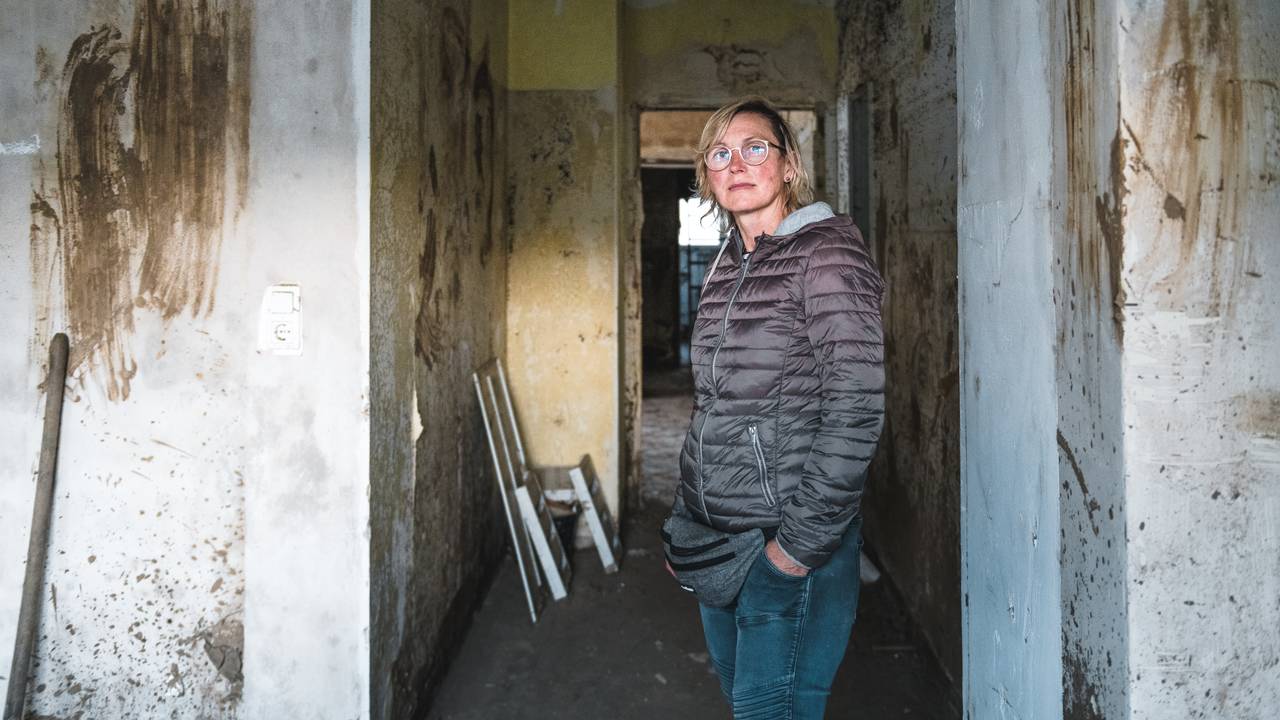 Gaby Kriechel i gangen i huset som ble oversvømmet.