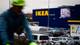 Foto: Erik Waage / NRK En uskarpt syklist med grønn hjelm passerer en stor IKEA-butikk. Bildet viser en full parkeringsplass foran den blå bygningen. På fasaden er det et stort gult IKEA-skilt og et bilde med tekst. En stor lys reklameplakat viser tilbudspris. (Bildebeskrivelsen er laget av en KI-tjeneste)