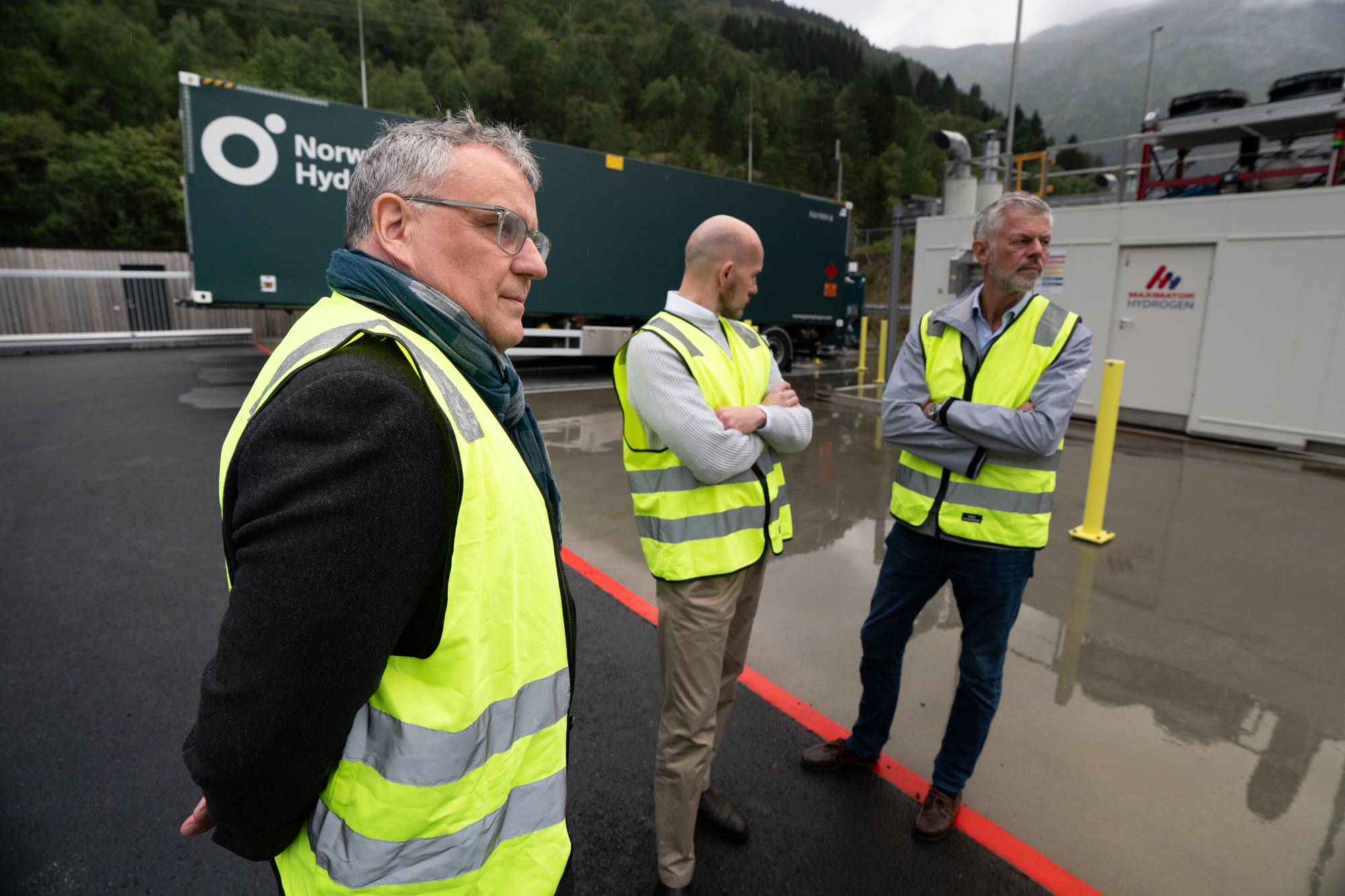 Beyer på omvisning på hydrogenfabrikken