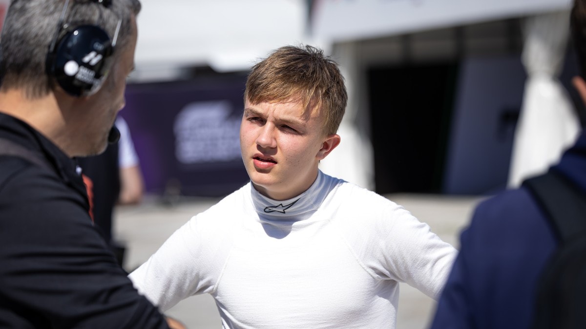 Martinius Stenshorne krasjet i hovedløpet i Baku – nedtur i Formel 2-debuten