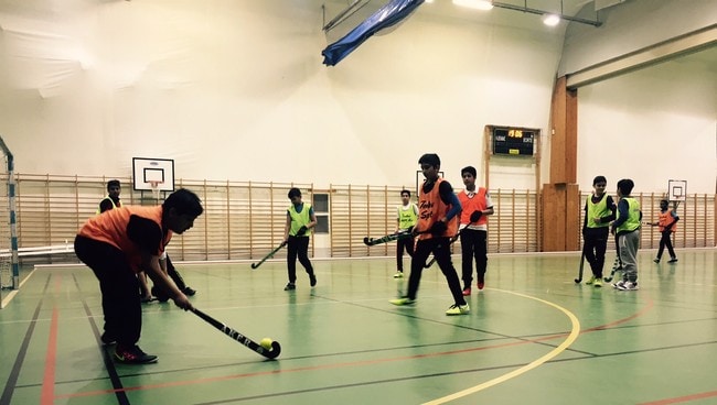 Gutter i Mortensrud Aker Sportsklubb trener landhockey. 