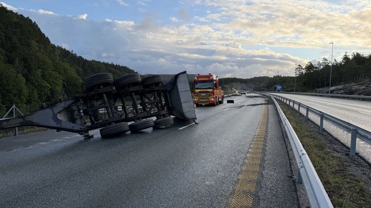 E39 stengt i begge retninger: – Dette kommer til å ta ganske lang tid E39 er stengt i begge retninger mellom Dølebrukrysset og Mandalskrysset i Lindesnes torsdag morgen. En trailertilhenger full av asfalt har veltet på veien.