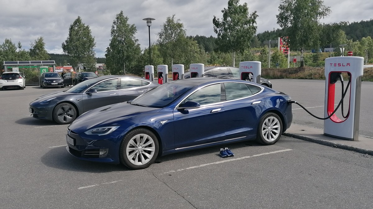 Ladetipsene som korter ned køen – NRK Sørlandet – Lokale Her planlegger Tesla nye superladere | Norsk elbilforening