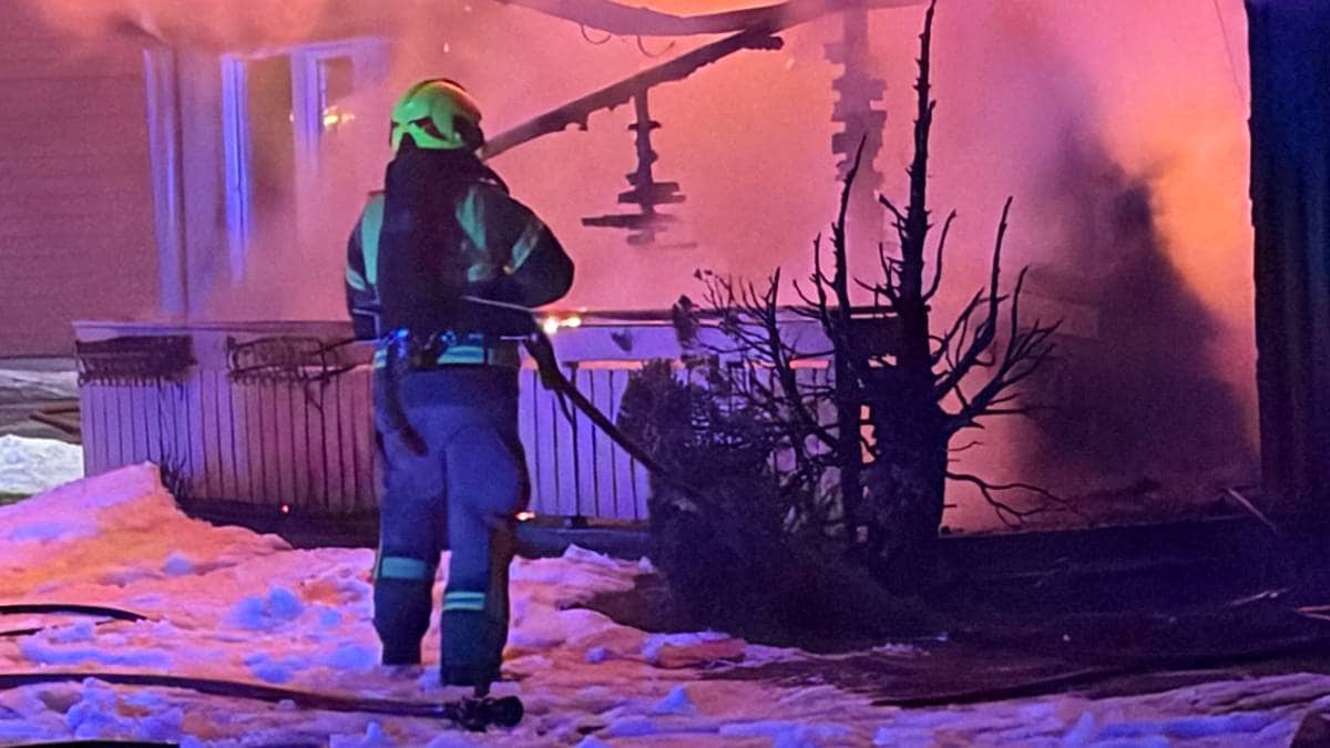 Kraftig brann i leilighet – ber folk holde avstand