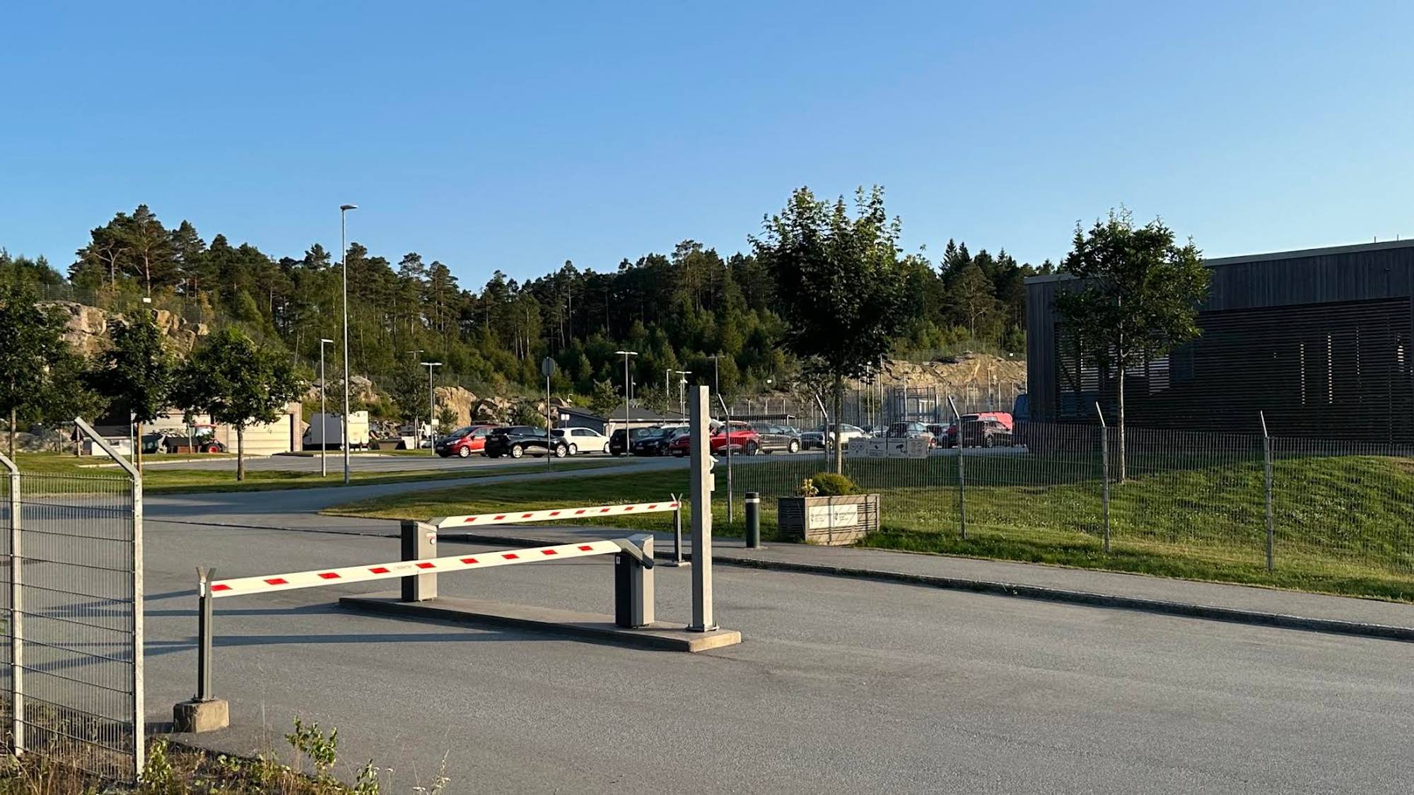 En bom med flere biler på en parkeringsplass.