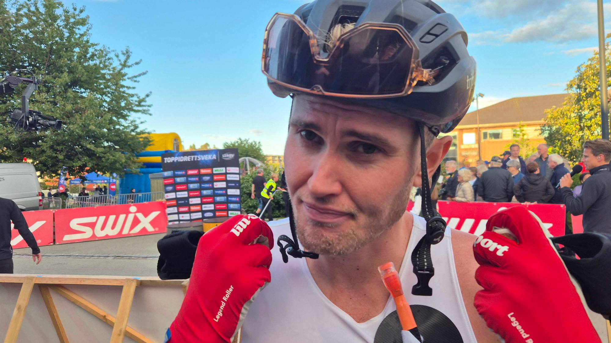 mann med hjelm og briller