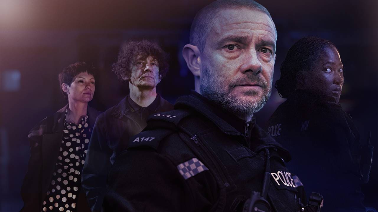 I front i bildet ser vi Martin Freeman i rolla som den tynga politimannen Chris. Andre personar i serien står bak han.