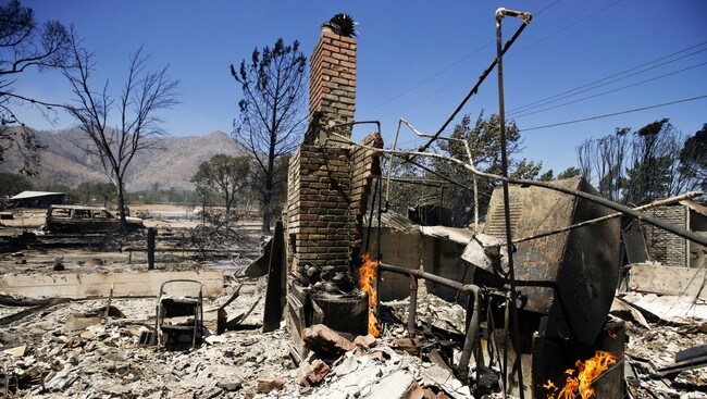 Utbrent hus nær Lake Isabella i California