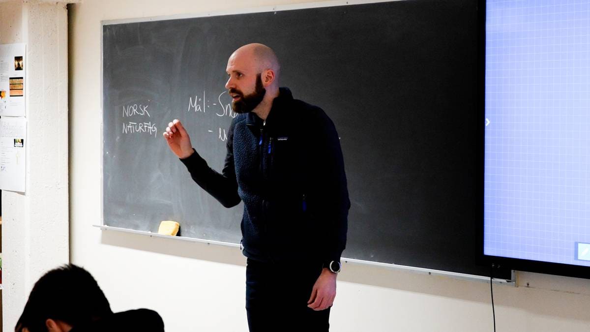 Følte masteroppgaven sin var irrelevant – nå veileder Fredrik andre lærer­studenter